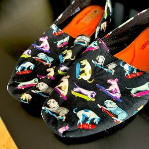 Skateboarding dogs Bobs shoes